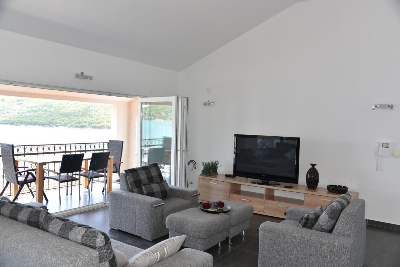 Villa Pina Appartment Chantos 迪斯诺 外观 照片
